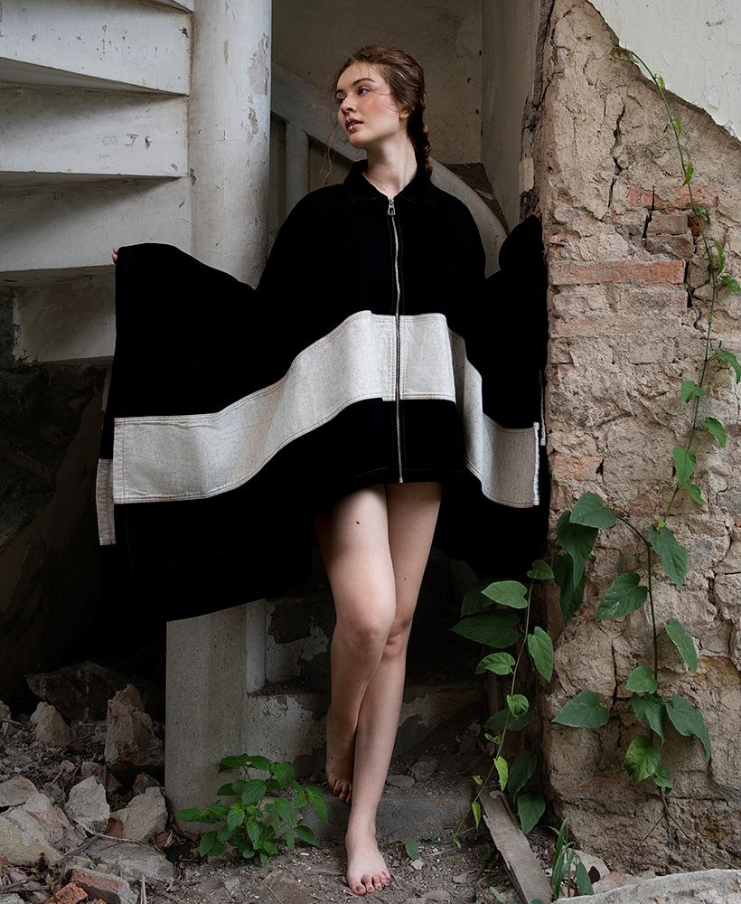 Courtney — memoria ancestral en denim