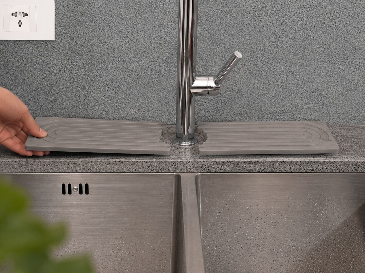Tapete de Pia Drystone Wabi Living instalação modular ao redor da torneira