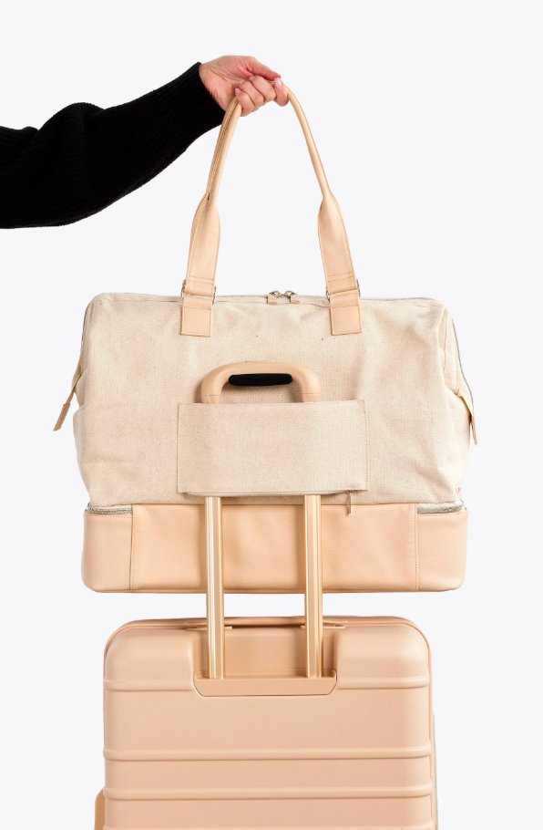 Bolsa encaixada na mala de viagem de rodas