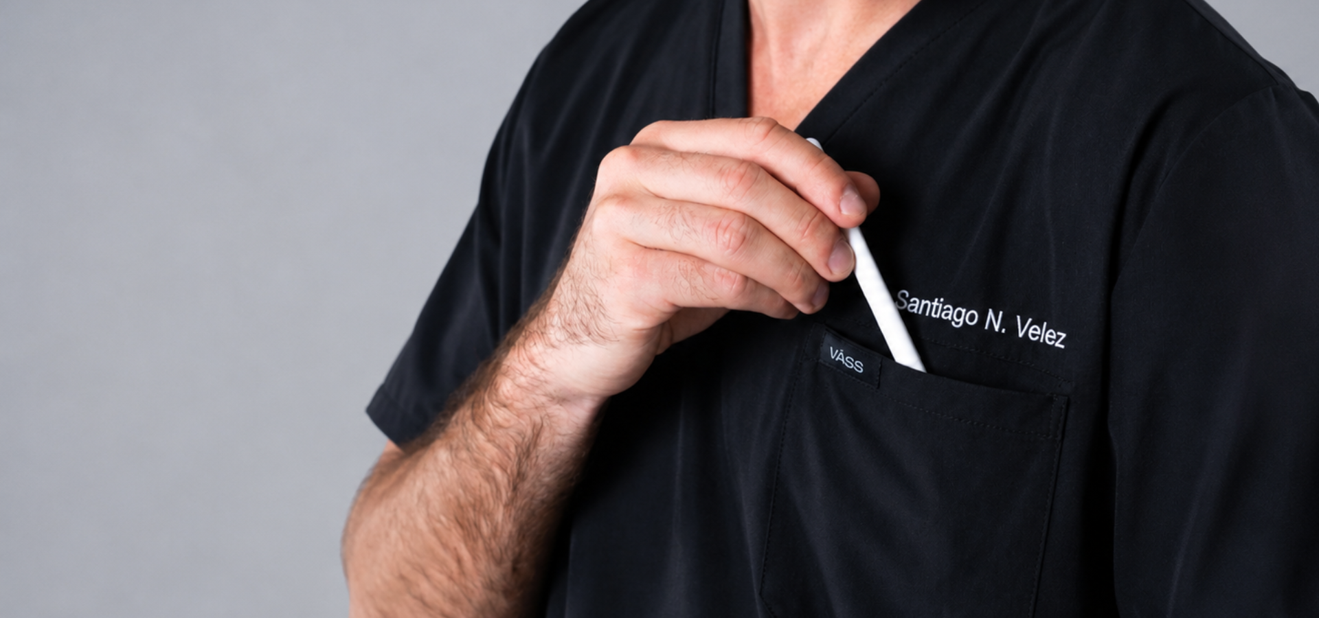 Profesionales de la salud con scrubs VASS