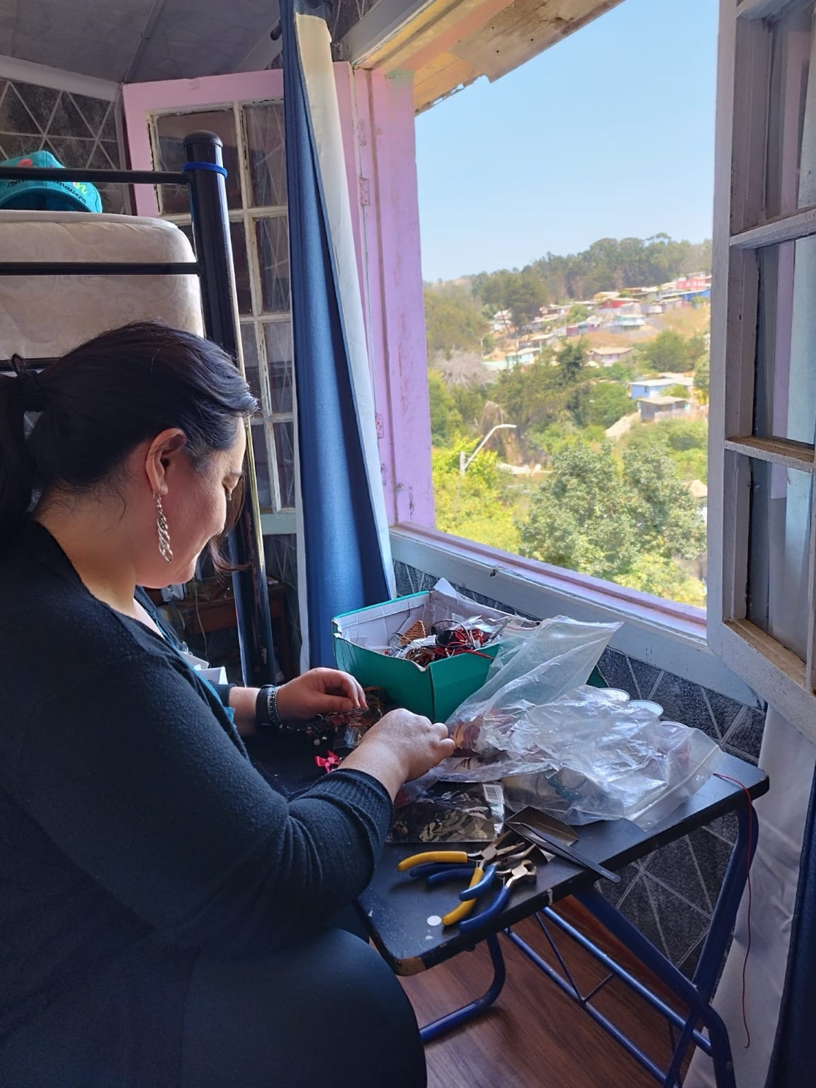 Evelyn fundadora de EVEE preparando joyas y personalizados desde su taller