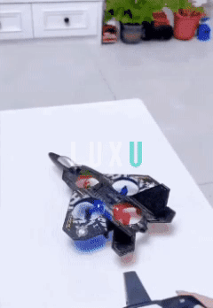 Avi&oacute;n Drone LUX-V5 realizando una maniobra acrob&aacute;tica