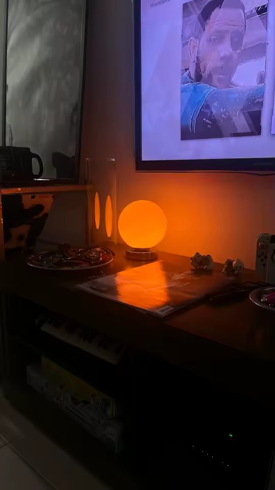 Luz âmbar iluminando o cômodo