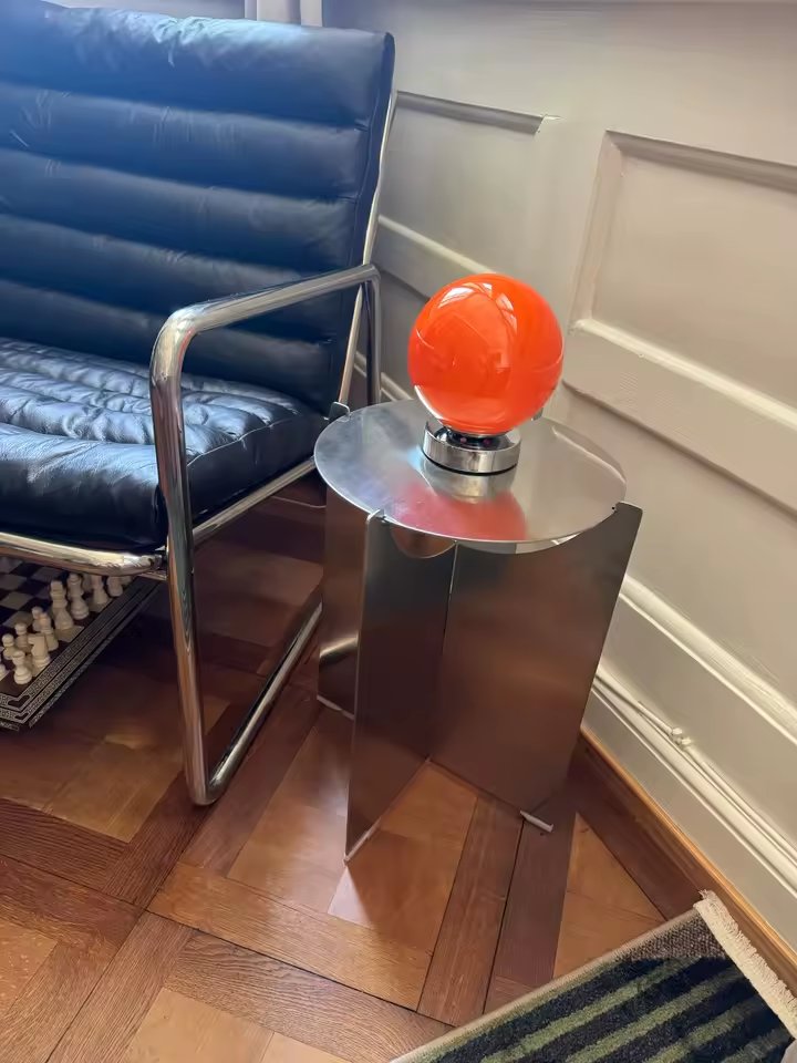 Decoração minimalista com mesa inox