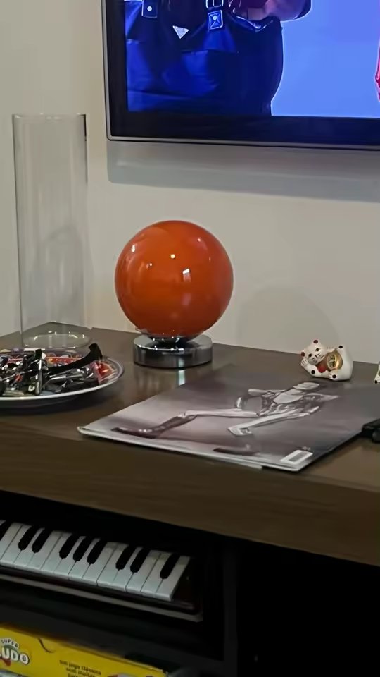 No rack com decoração pessoal