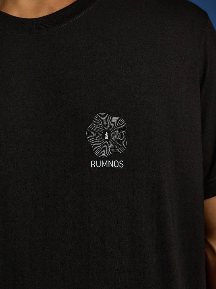 Camiseta preta RUMNOS com o farol estampado no peito