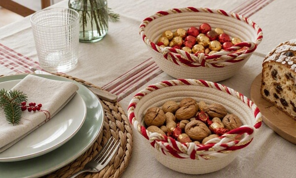 Cestas navideñas en la mesa