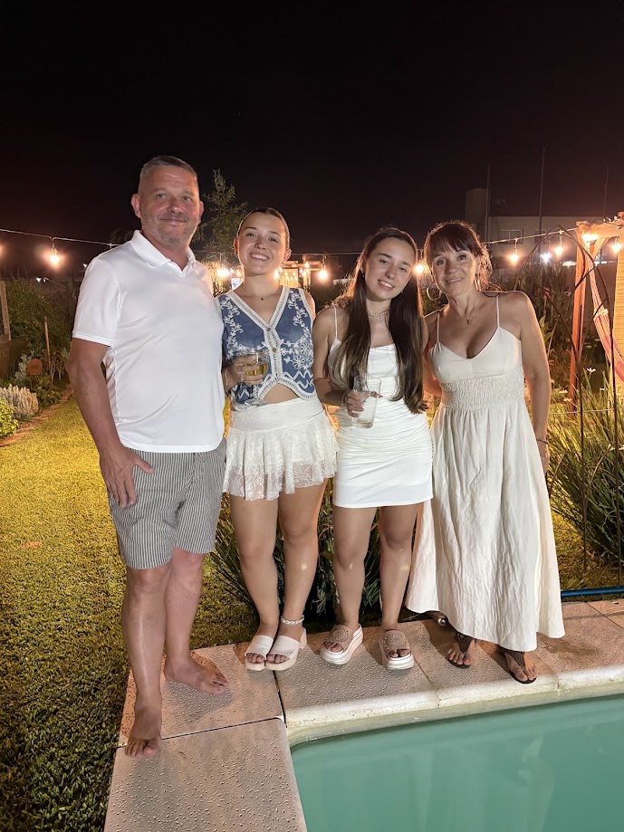 Familia detrás de Mi casa de campo