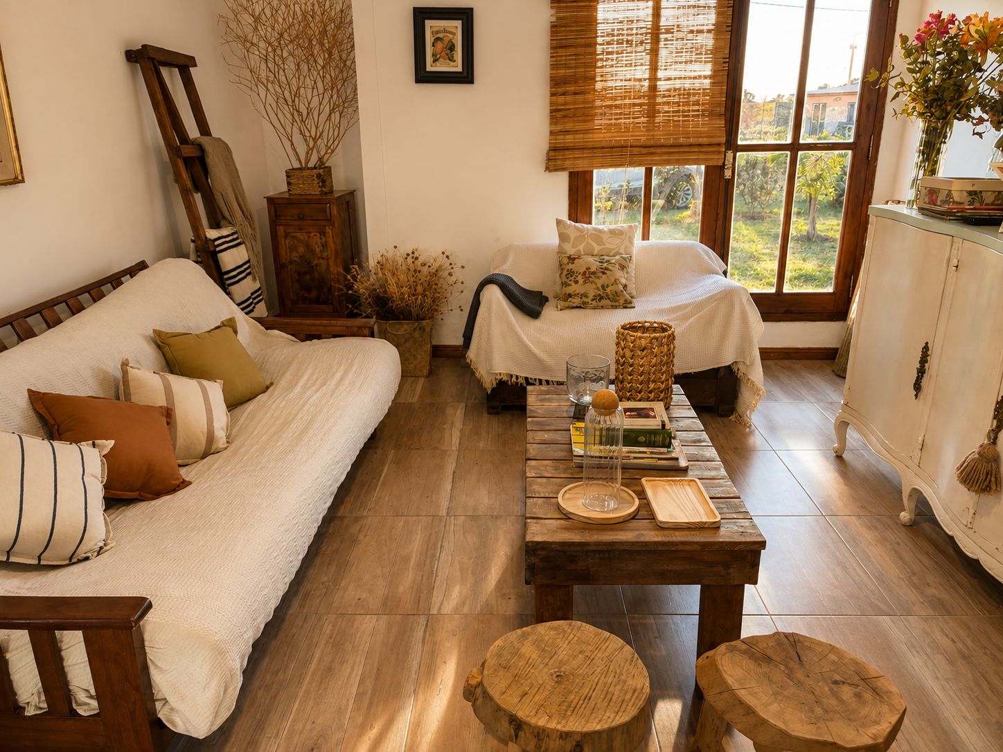 Living cálido de estilo campo con muebles y objetos decorativos