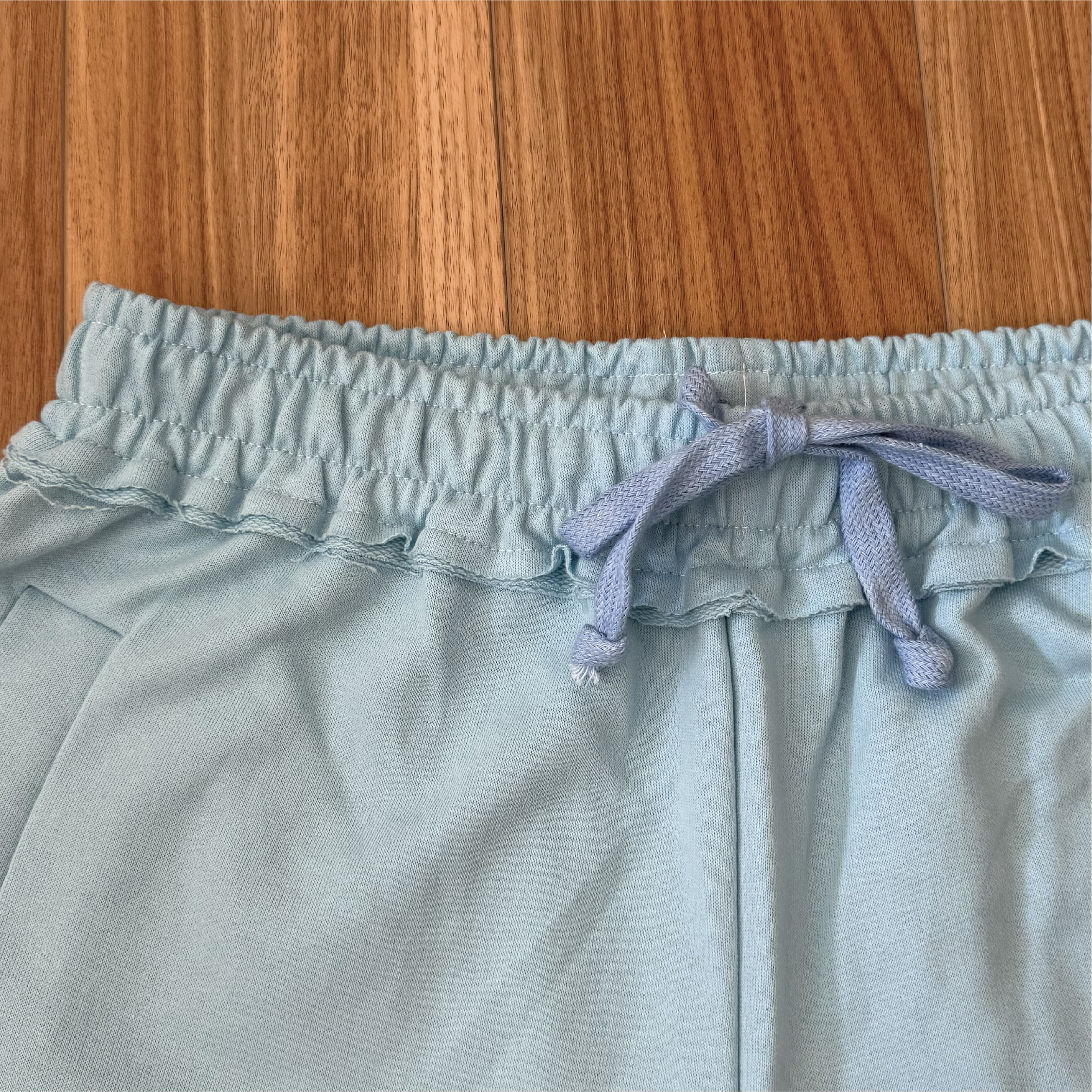 Costuras superpuestas y cordones a tono