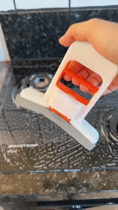 Mini rodo esfreg&atilde;o port&aacute;til limpando a mesa