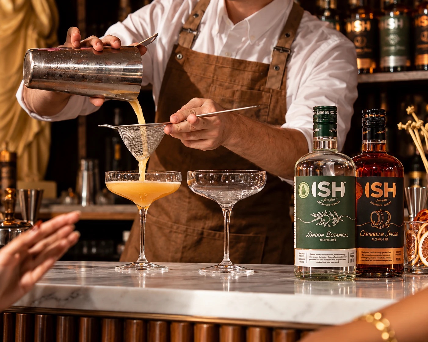 Bartender preparando un cóctel con ISH London Botanical e ISH Caribbean Spiced