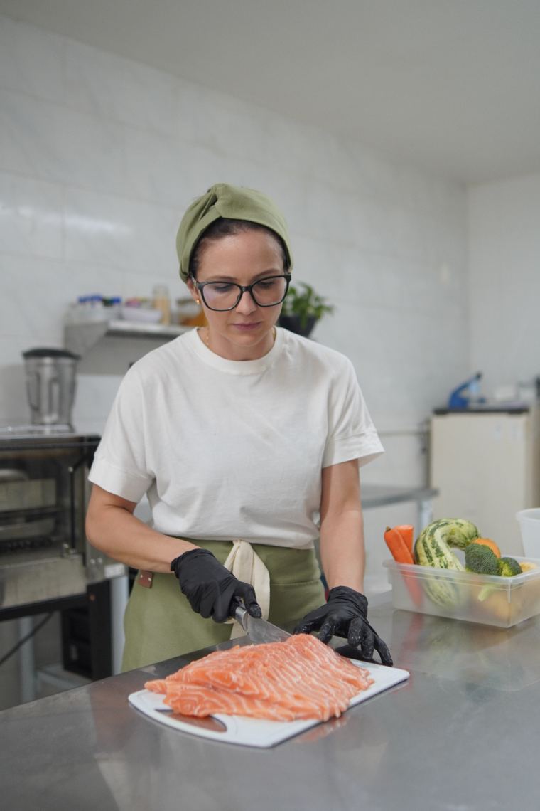 Preparo dos ingredientes na cozinha da Nutrir Amor