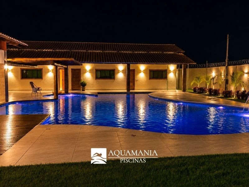 piscina-azul-com-iluminacao-e-cascata-em-goiania