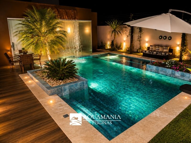piscina-com-cascata-iluminada-em-alexania