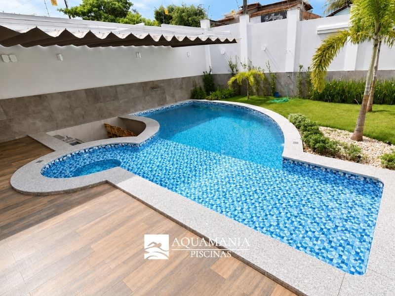 piscina-com-formato-moderno-de-alvenaria-em-ceres