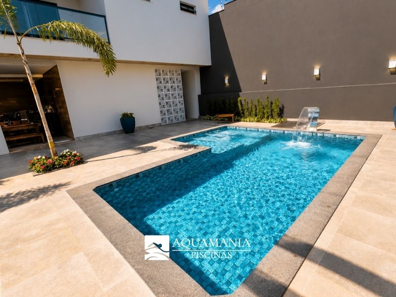 piscina-de-alvenaria-com-hidromassagem-e-cascata-em-rialma