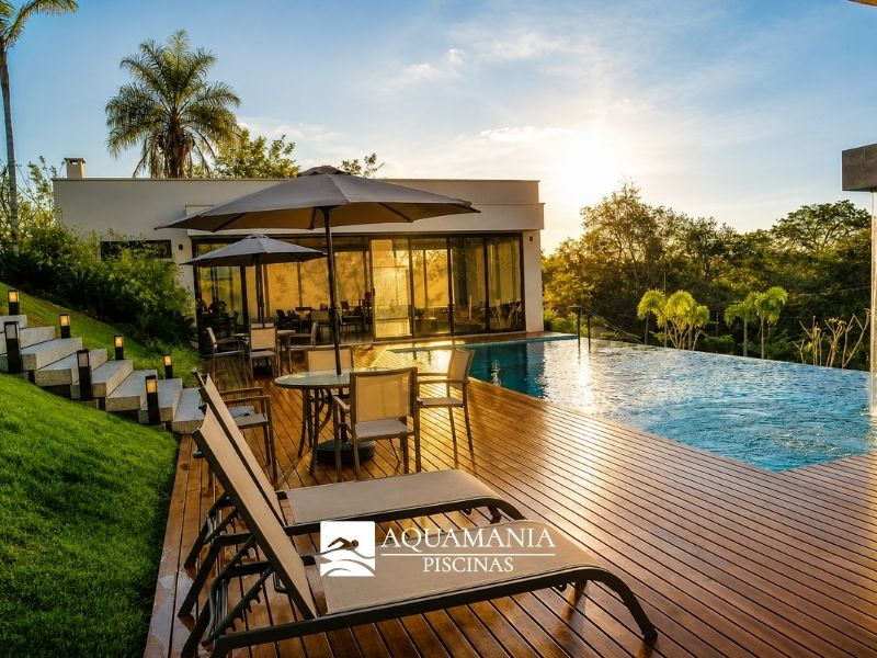 piscina-em-condominio-de-hidrolandia-com-borda-infinita