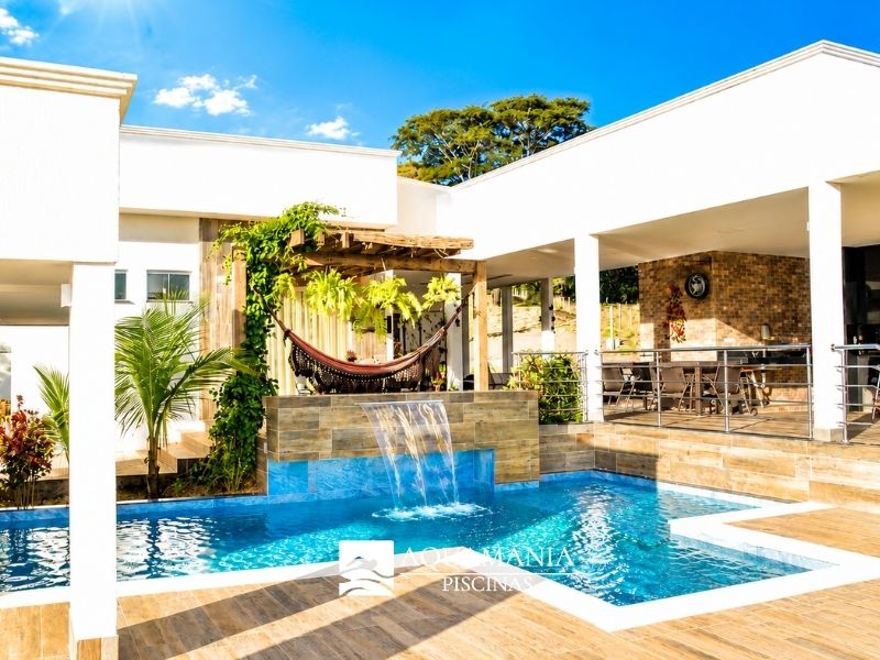 piscina-fibrada-com-cascata-em-hidrolandia