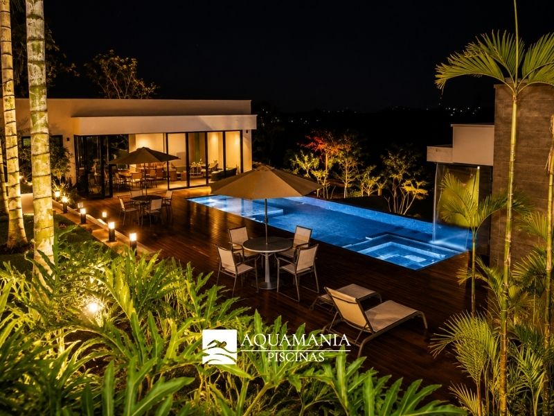 piscina-iluminada-com-spa-em-hidrolandia