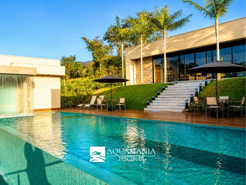 piscina-revestida-em-pastilha-com-borda-infinita-em-hidrolandia