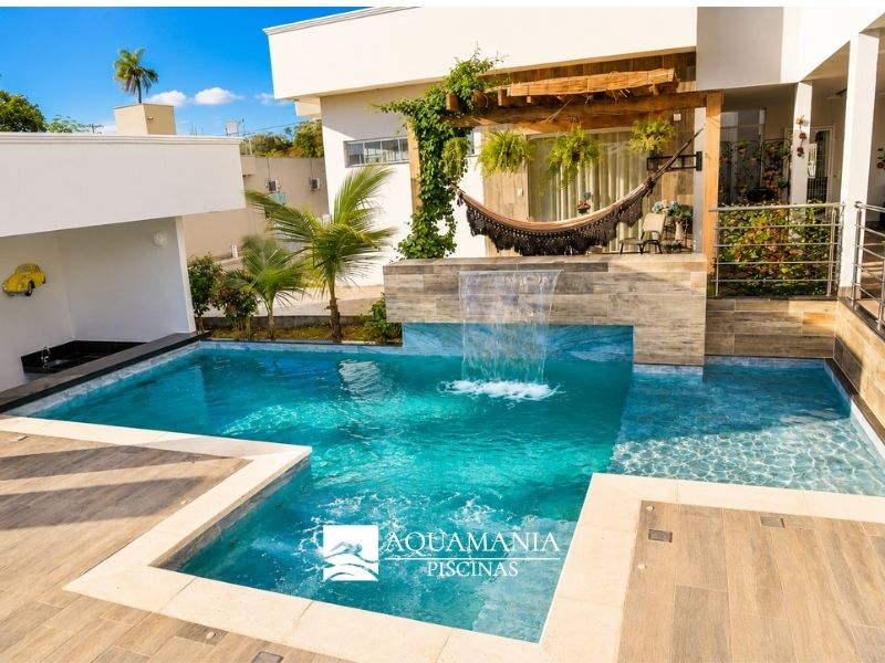 piscina-revestida-em-porcelanato-com-cascata-em-hidrolandia