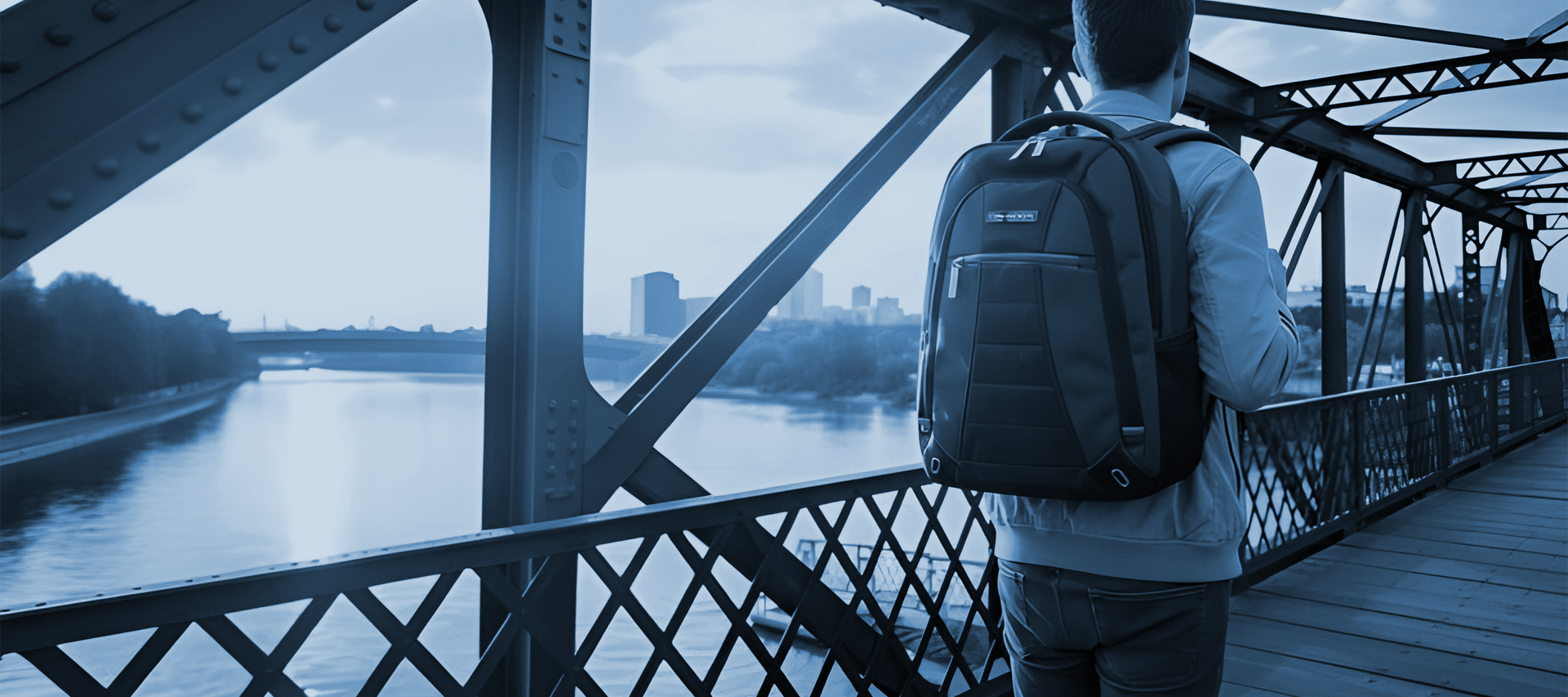 Persona con mochila cruzando un puente