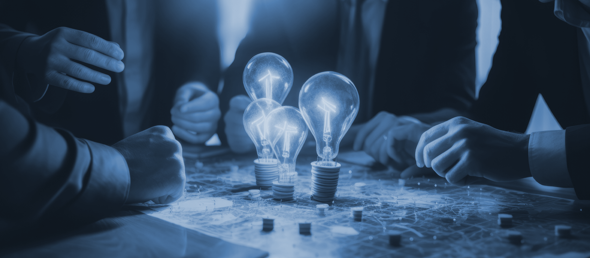 Equipo colaborando alrededor de ideas