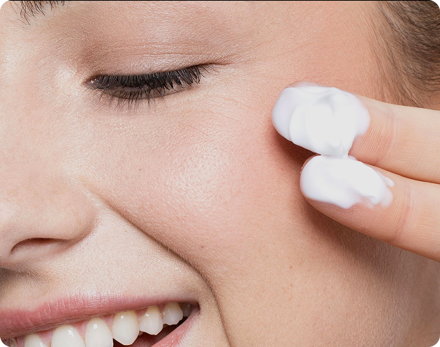 Aplicação de creme facial