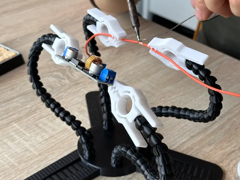 Soporte para herramienta de soldadura con brazos flexibles, manos auxiliares