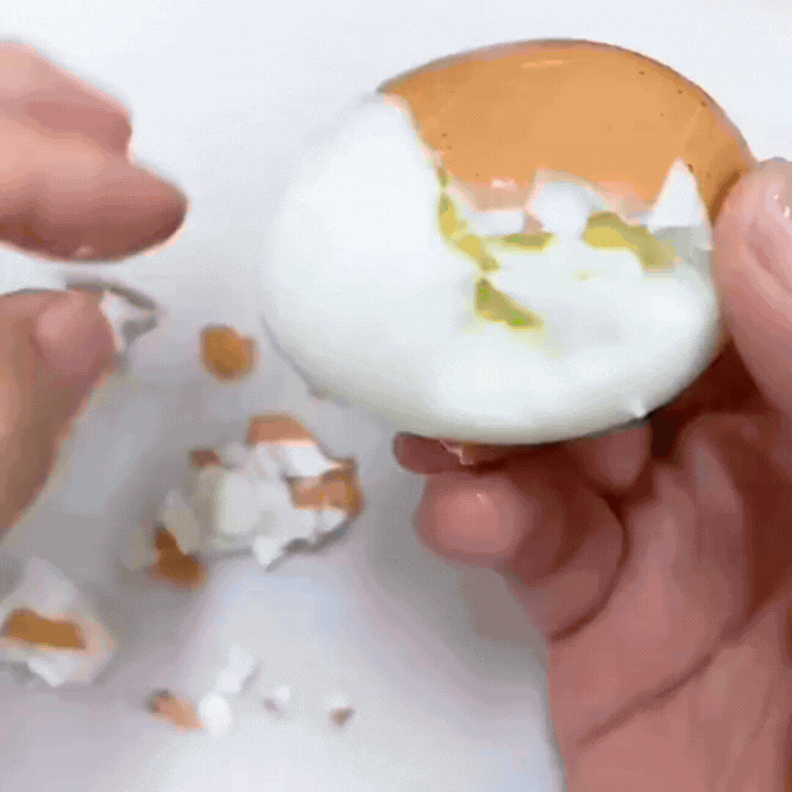 Abridor de ovos cortando a casca de forma limpa