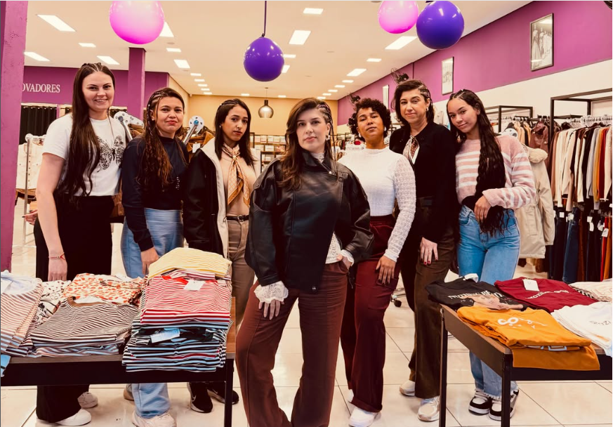 Equipe de mulheres da Violeta Boutique na loja física em Santo André