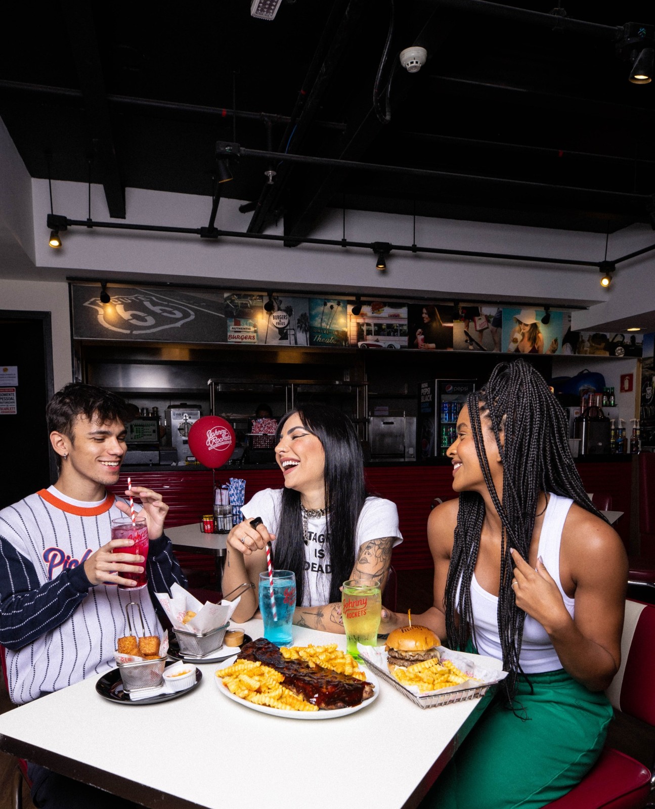 Amigos compartilhando bebidas e petiscos no Villa Bowling