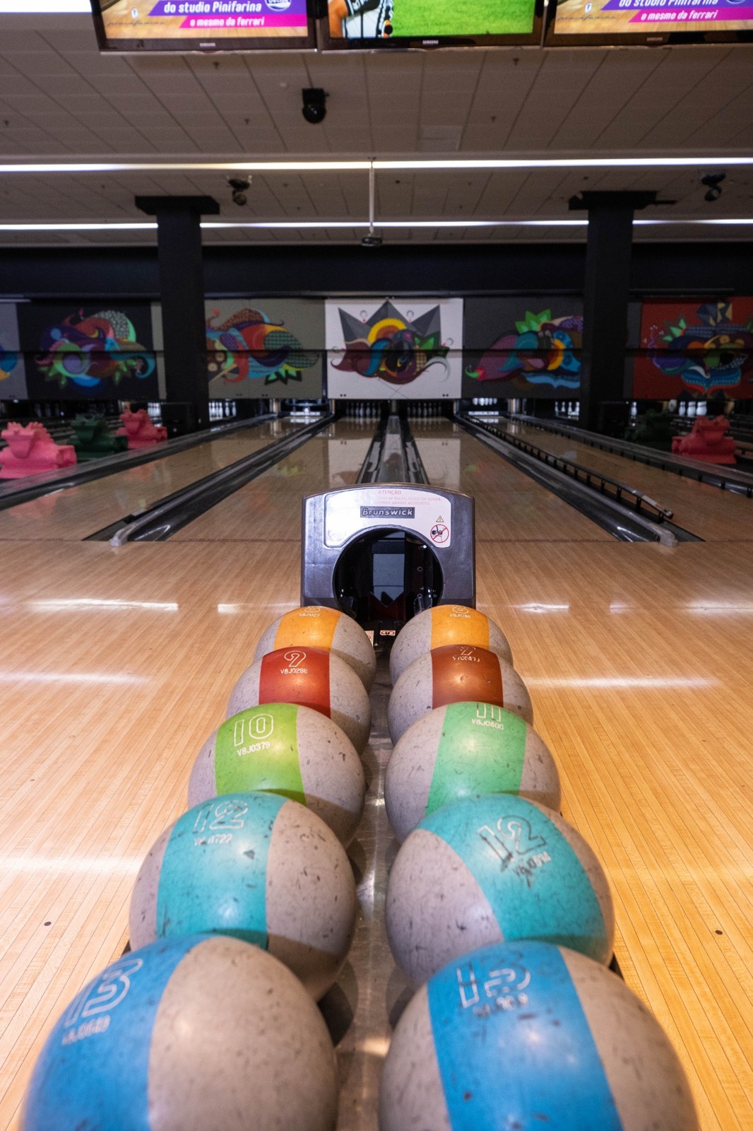 Bolas coloridas e pistas de boliche do Villa Bowling