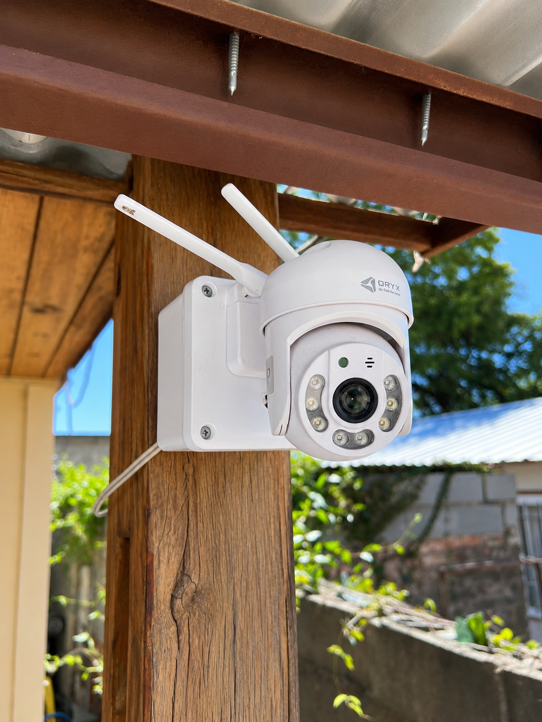 Cámara de seguridad WiFi instalada en exterior