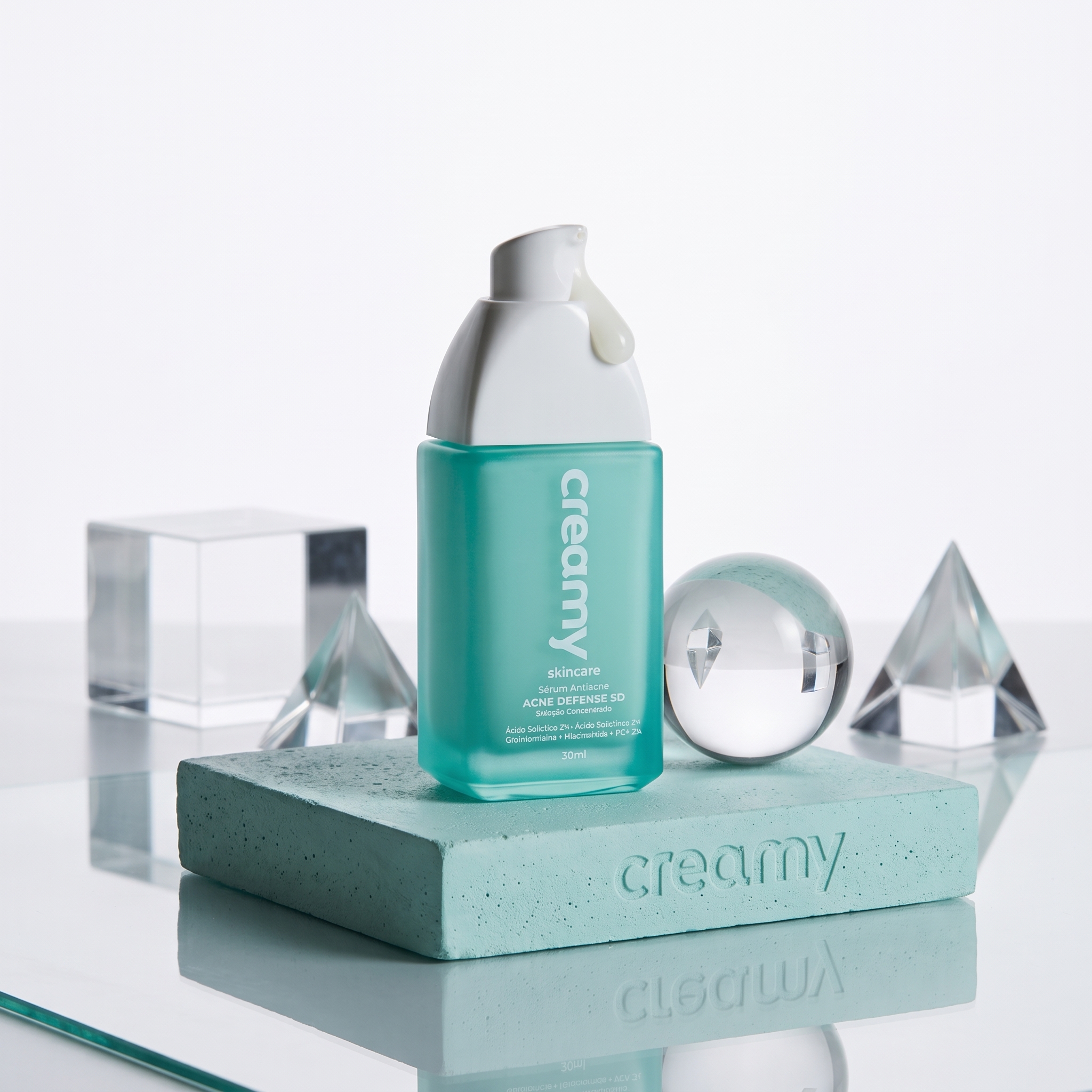 Frasco do s&eacute;rum Creamy Acne Defense 5D em fundo claro