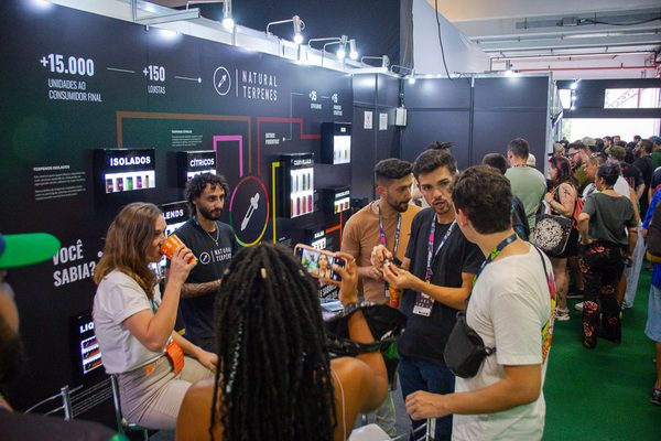 Equipe Natural Terpenes apresentando a linha de produtos em feira do setor