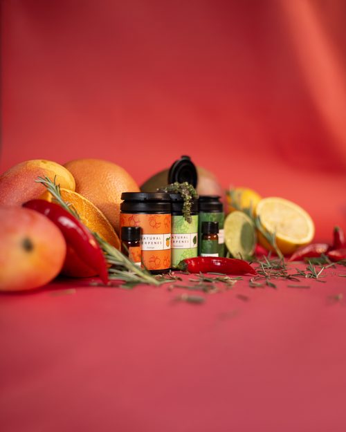 Terpenos naturais Natural Terpenes com pimenta, limão siciliano e alecrim