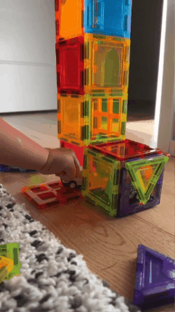 Ni&ntilde;os jugando con bloques magn&eacute;ticos