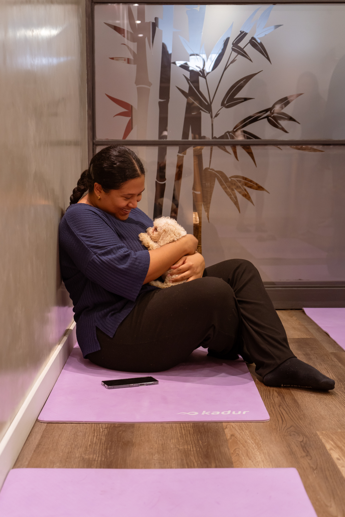 Yoga y Patitas - abrazo con perrito