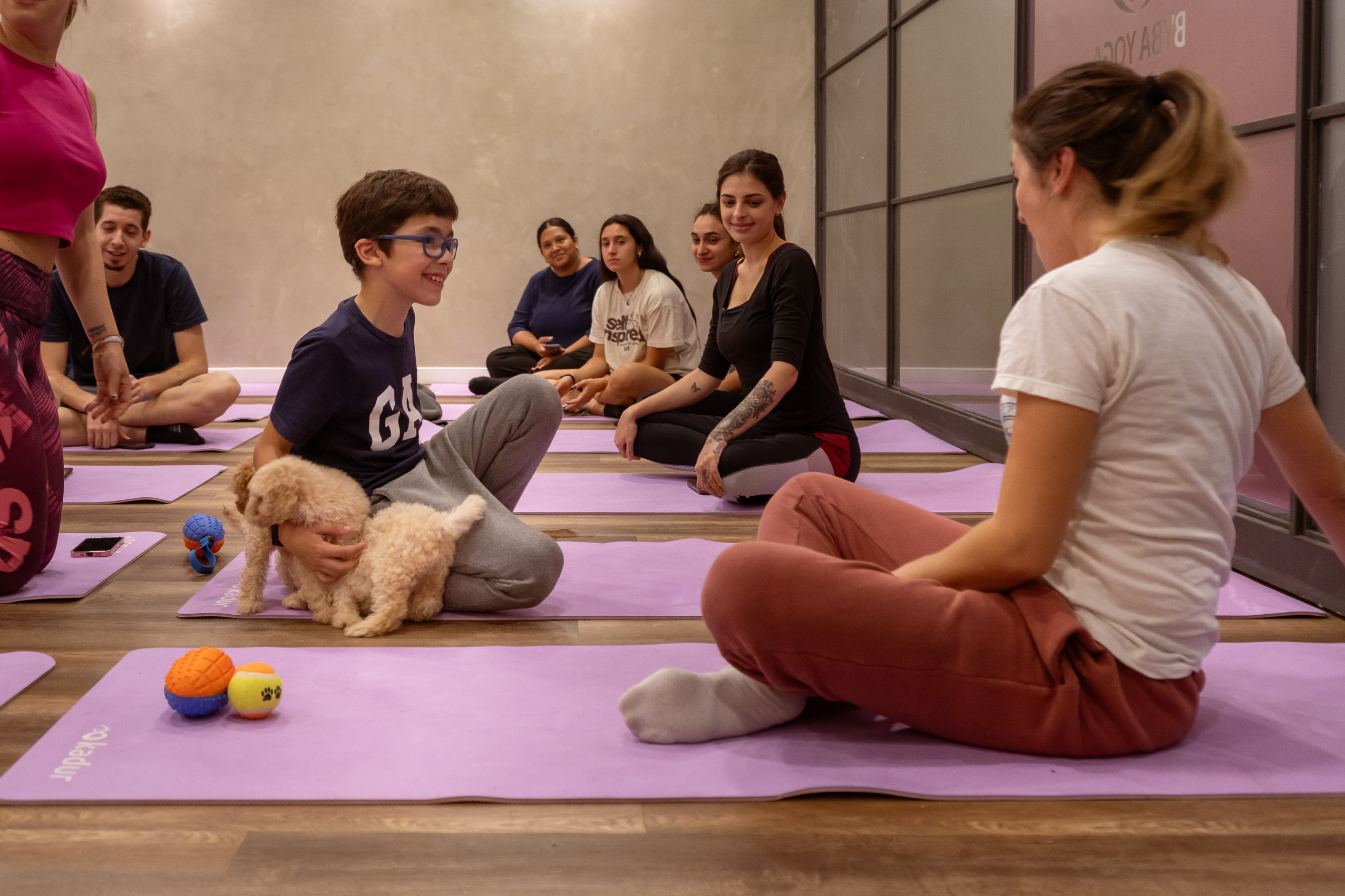 Yoga y Patitas - grupo en clase