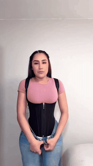 Chaleco Kelora ShapeFit puesto, cerrando el cierre frontal