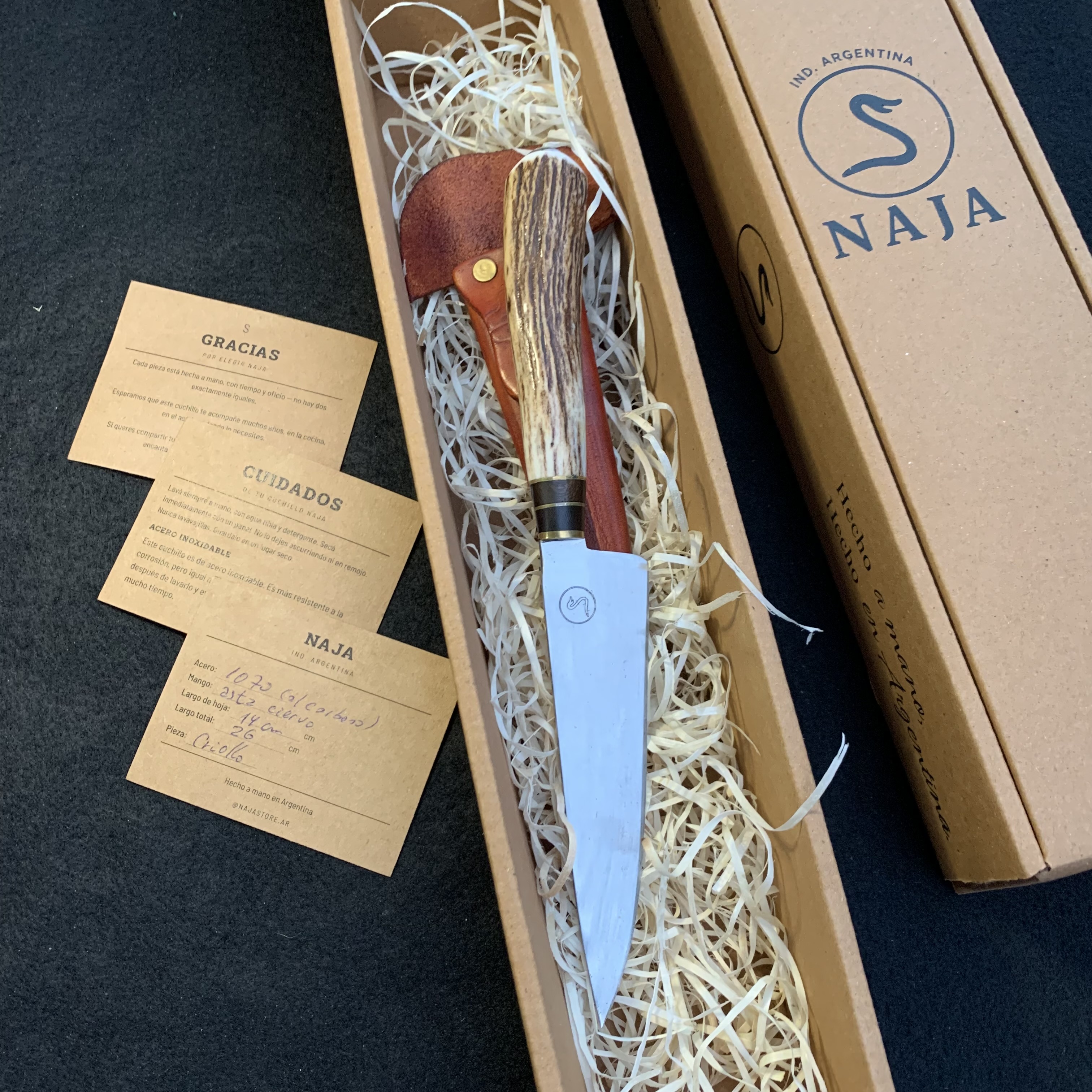 Caja de presentaci&oacute;n en cart&oacute;n kraft con el cuchillo protegido por viruta de papel