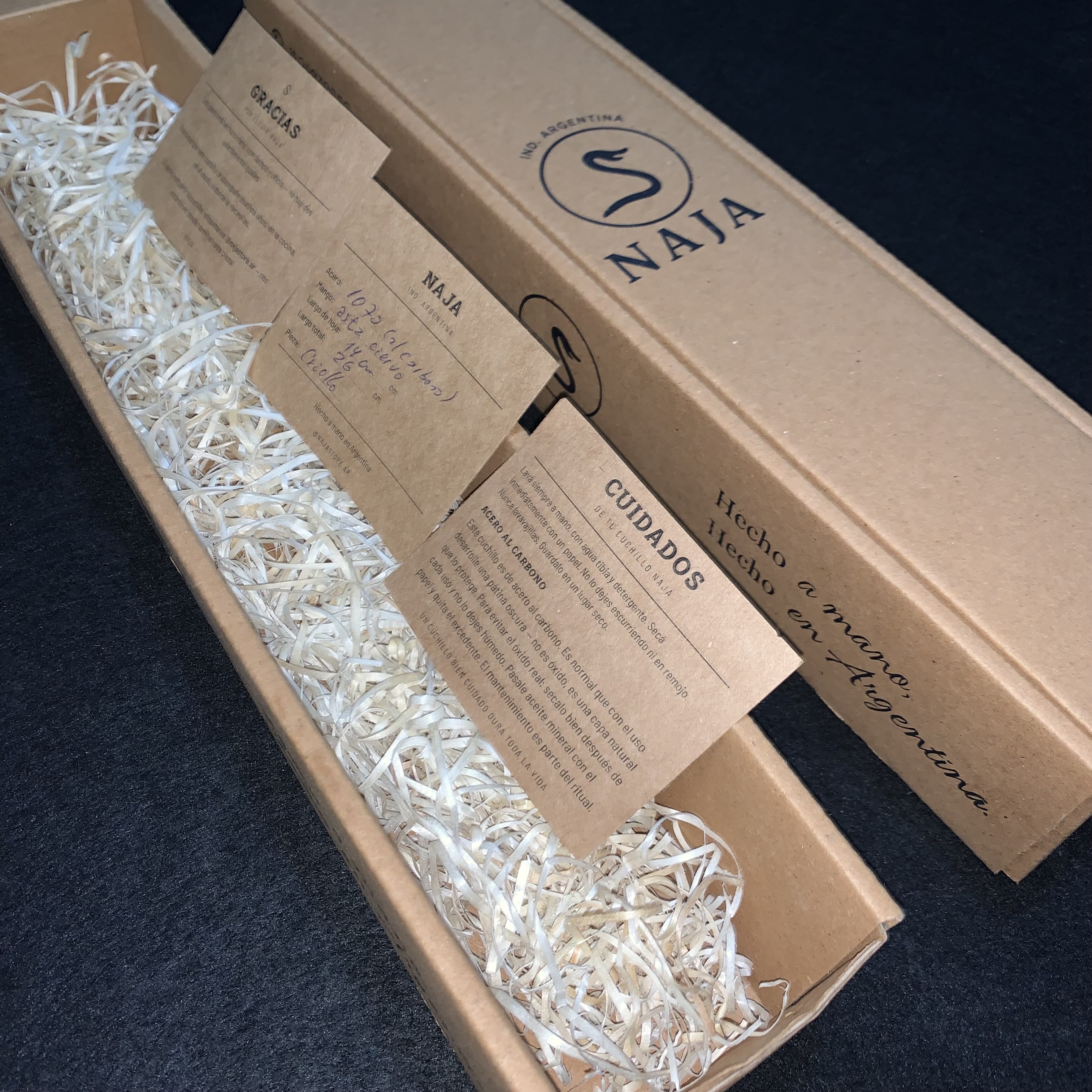 Tarjetas de producto, de cuidados y de agradecimiento dentro de la caja