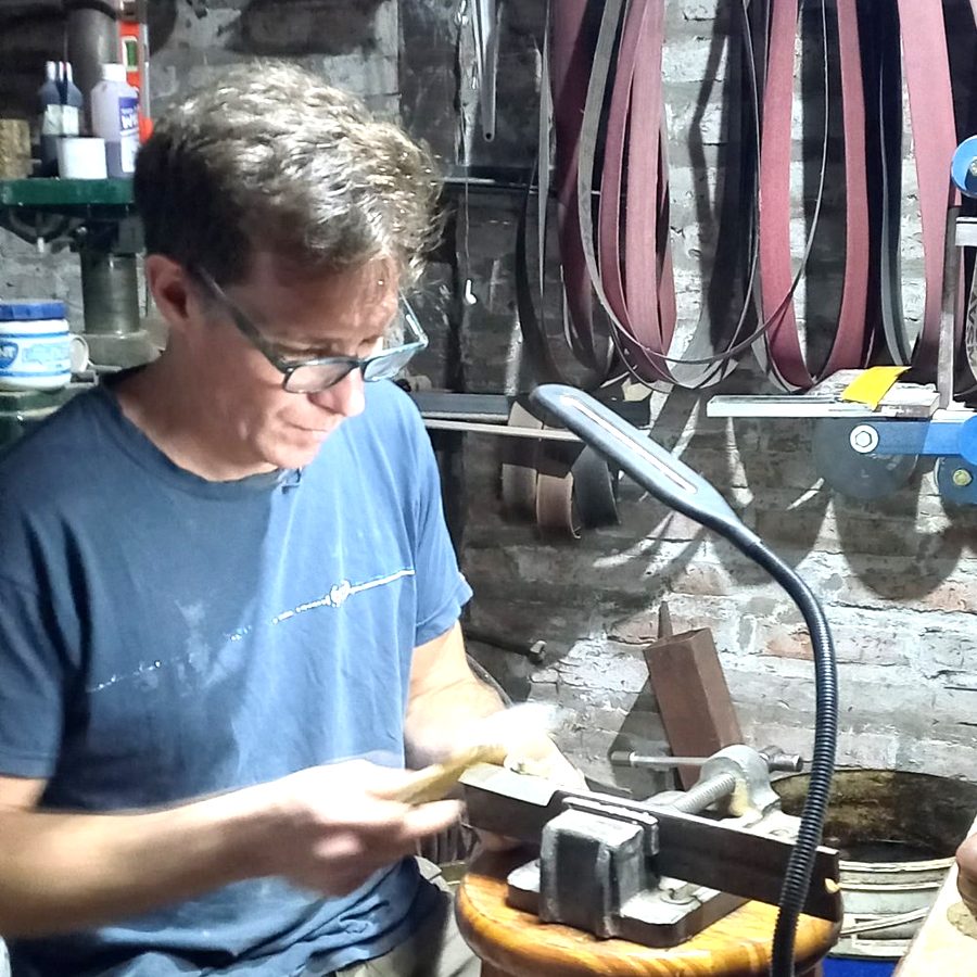 Alejandro trabajando una pieza en su taller