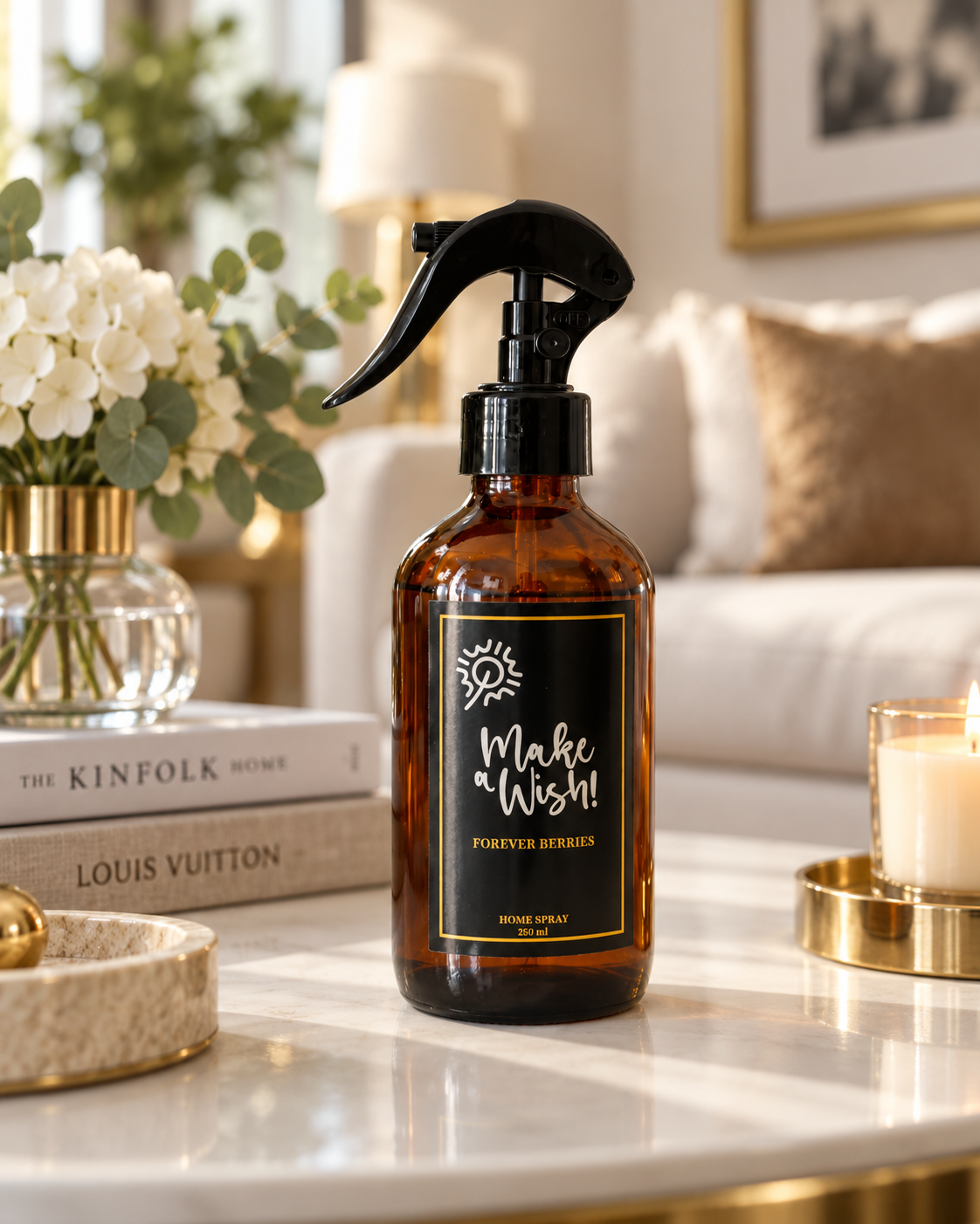 Home Spray Make a Wish sobre la cama junto a flores y una vela