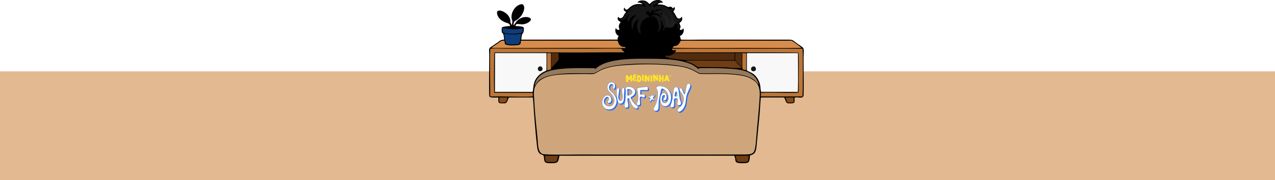 Medininha assistindo aos vídeos do Surf Day no sofá
