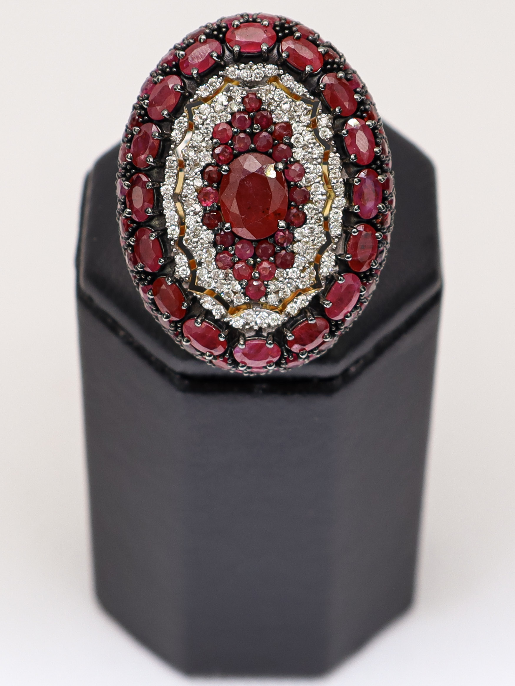 Anel Ouro 18k com Rubis e Diamantes  Peça de presença. O rubi central é cercado por uma constelação de diamantes e por rubis menores que espalham a cor por toda a superfície do anel.  O rubi é a segunda pedra mais dura que existe, atrás apenas do diamante. É por isso que ele atravessa gerações sem perder o brilho, e é por isso que virou pedra de herança.  Peça única. Valor e condições apresentados na visita.