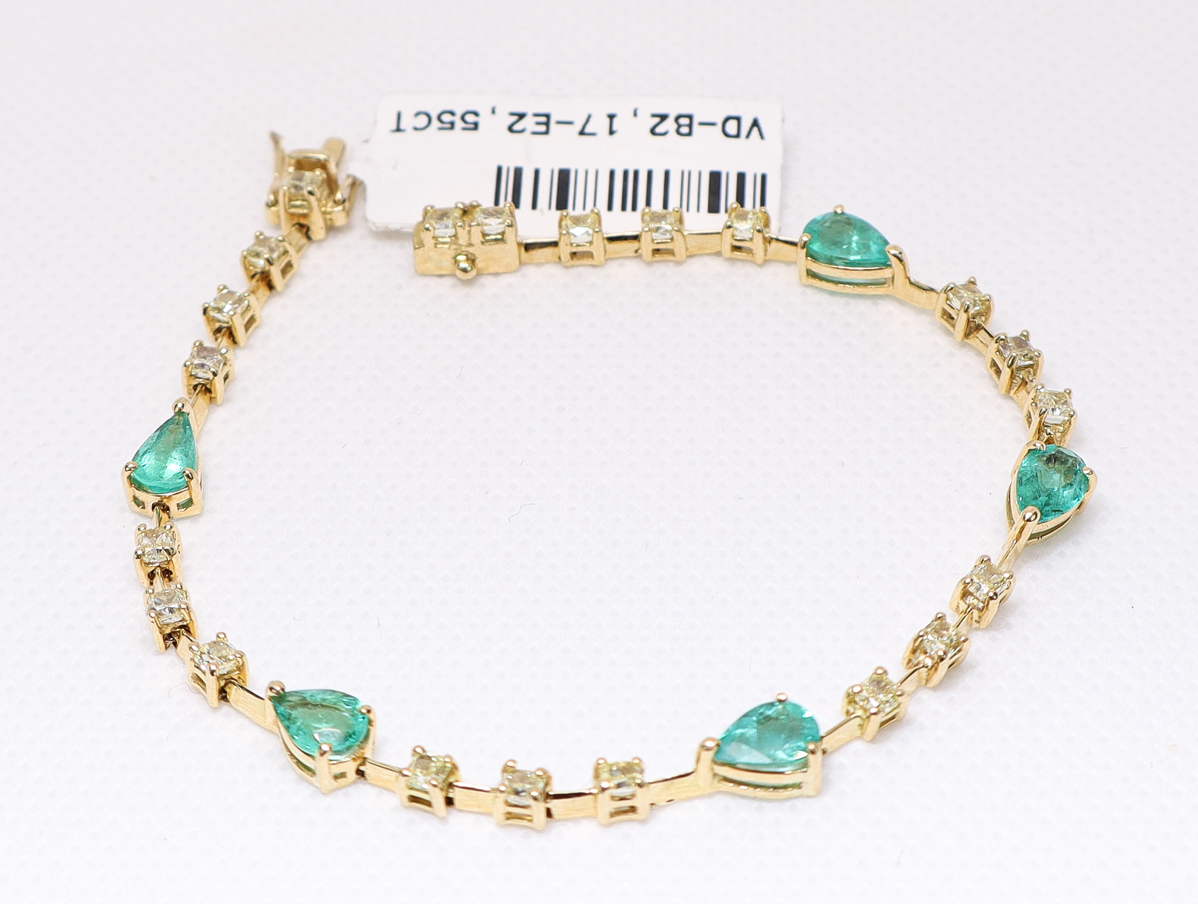 Detalhe das esmeraldas do bracelete.