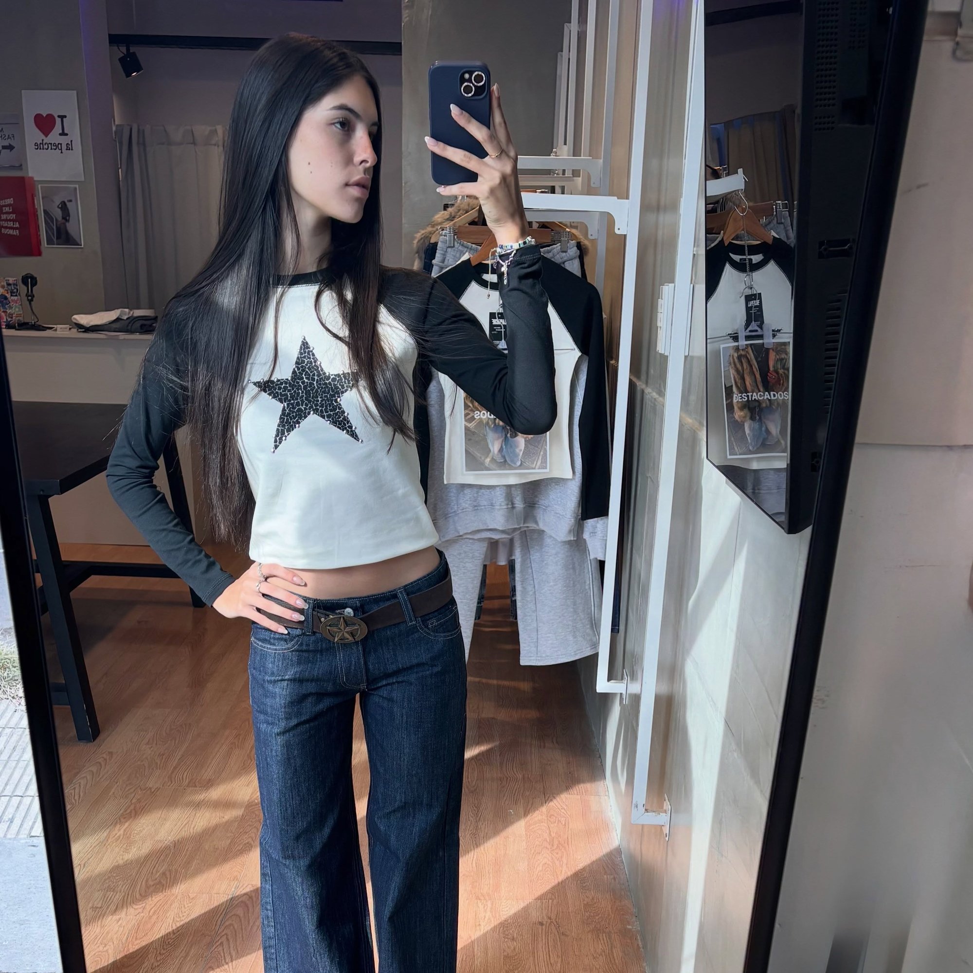 Remera blanca con estrella negra de lentejuelas
